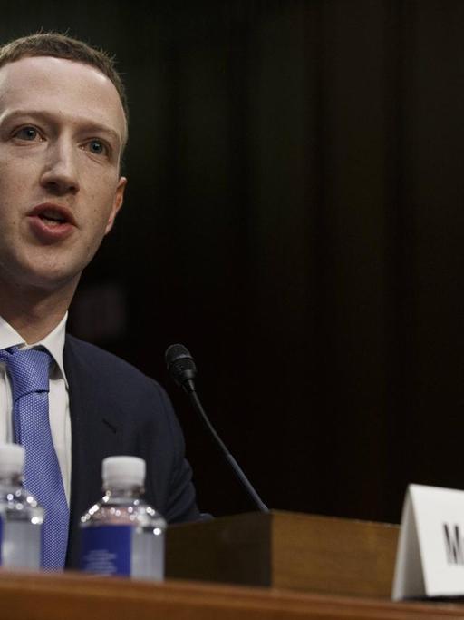 Facebook-Chef Mark Zuckerberg spricht vor dem US-Kongress im April 2018