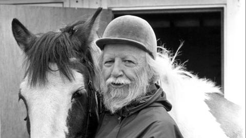 Der britische Schriftsteller, u.a. "Herr der Fliegen" (1954) und Nobelpreisträger für Literatur 1983, William Gerald Golding, mit seinem Pferd Cobber.