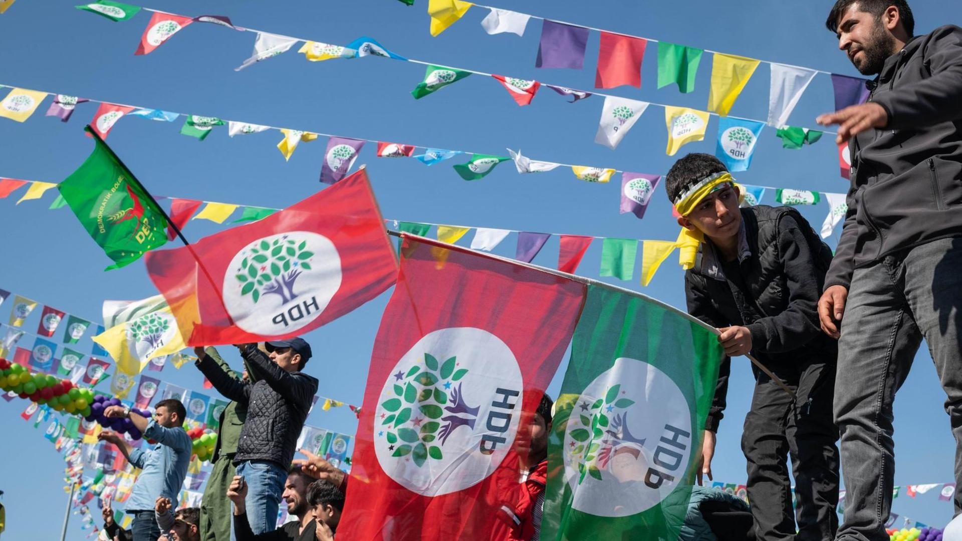 Menschen in der Stadt Diyarbakir im südosten der Türkei schwenken Fahnen der kurdischen Partei HDP