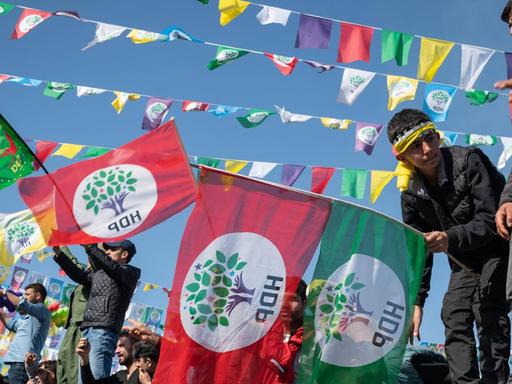 Menschen in der Stadt Diyarbakir im südosten der Türkei schwenken Fahnen der kurdischen Partei HDP