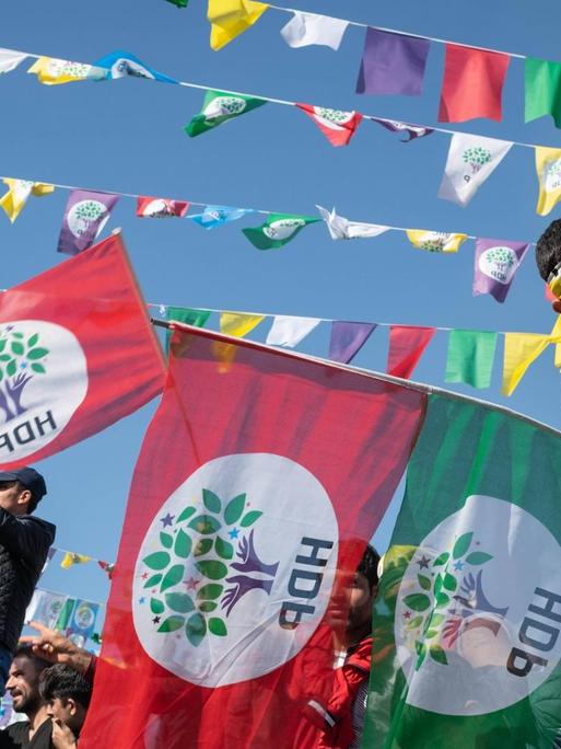Menschen in der Stadt Diyarbakir im südosten der Türkei schwenken Fahnen der kurdischen Partei HDP