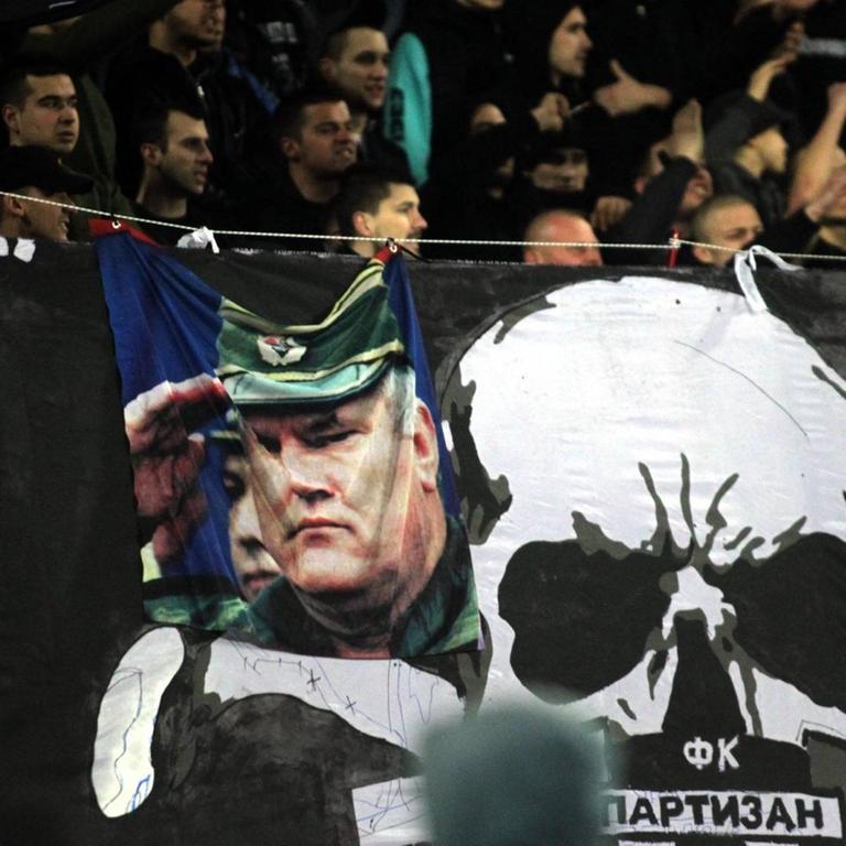 Bei einem Spiel zwischen Partizan und Roter Stern Belgrad im März 2019 ist ein Transparent mit dem Konterfei des ehemaligen bosnisch-serbischen Kriegskommandanten Ratko Mladic und ein Totenkopf zu sehen.