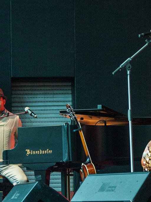 Roberto Fonseca und Fatoumata Diawara bei einem Konzert in Jena 2014.