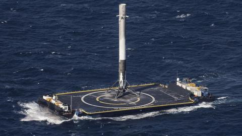 Die erste Stufe einer Falcon-Rakete ist auf der Plattform „Of course, I still love you“ gelandet, benannt zu Ehren von Iain Banks
