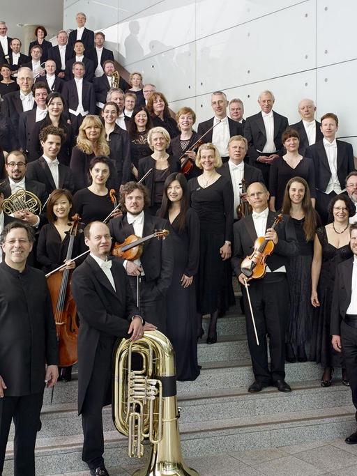 Die Bochumer Symphoniker stehen versammelt auf einer Treppe