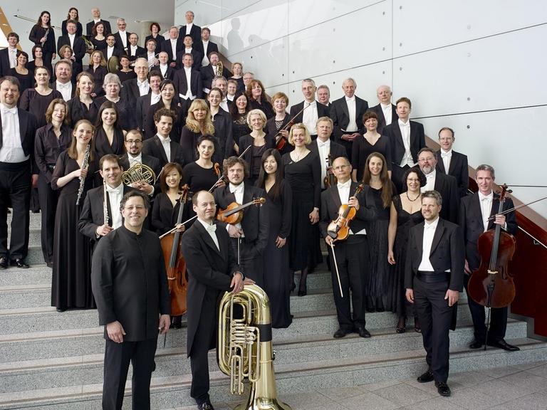 Die Bochumer Symphoniker stehen versammelt auf einer Treppe
