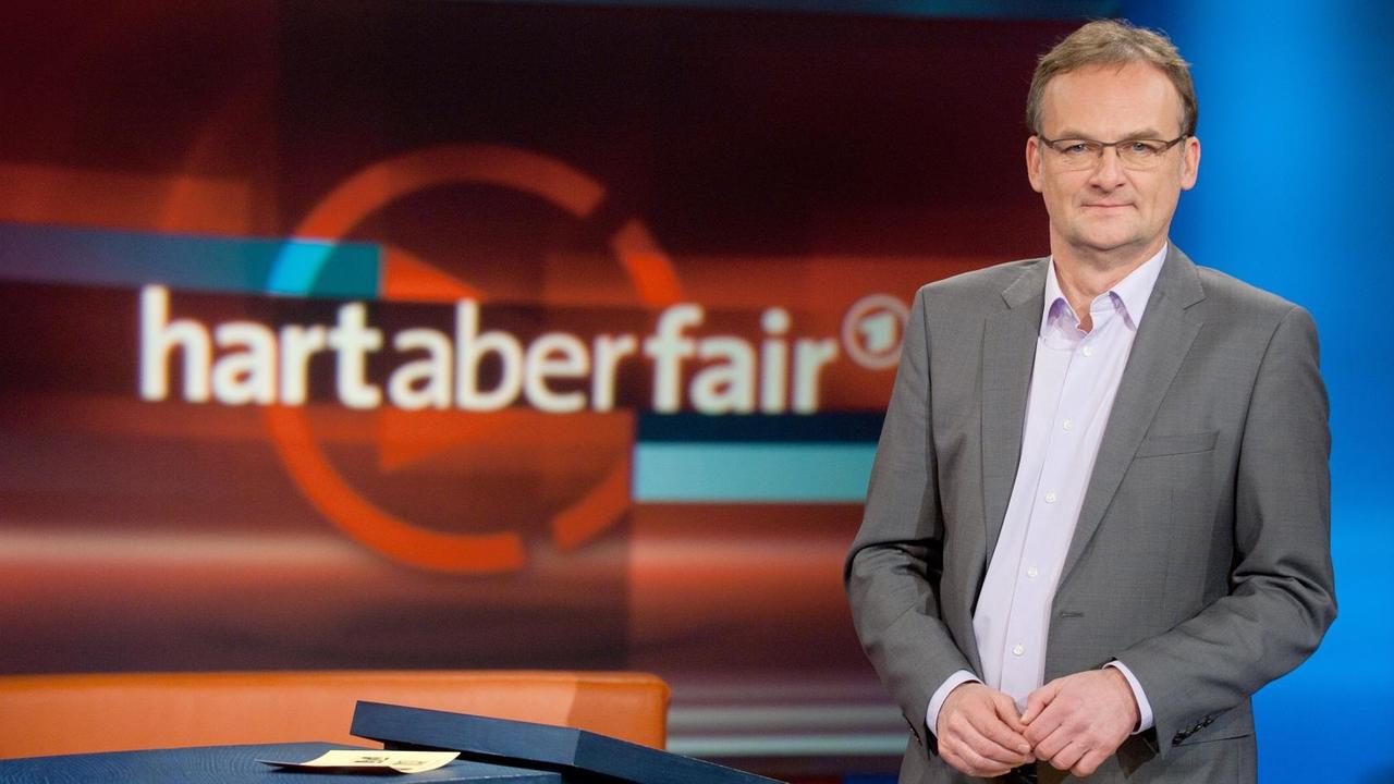 Frank Plasberg moderiert am 27.02.2012 in Berlin seine ARD-Talkshow "Hart aber fair".