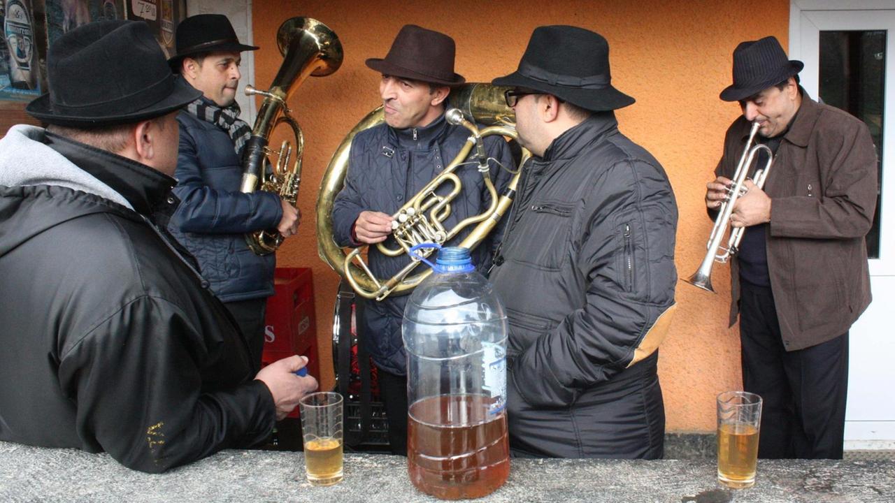 Fanfare Ciocârlia vor der Bar in Zece Prăjini.