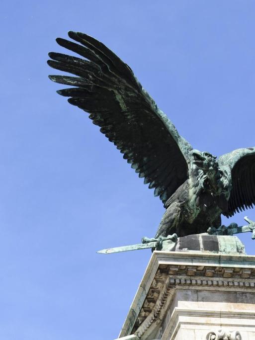 Eine Skulptur des Turul-Vogels in Ungarn