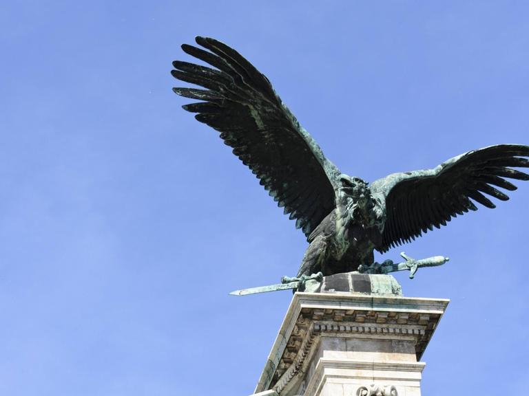 Eine Skulptur des Turul-Vogels in Ungarn