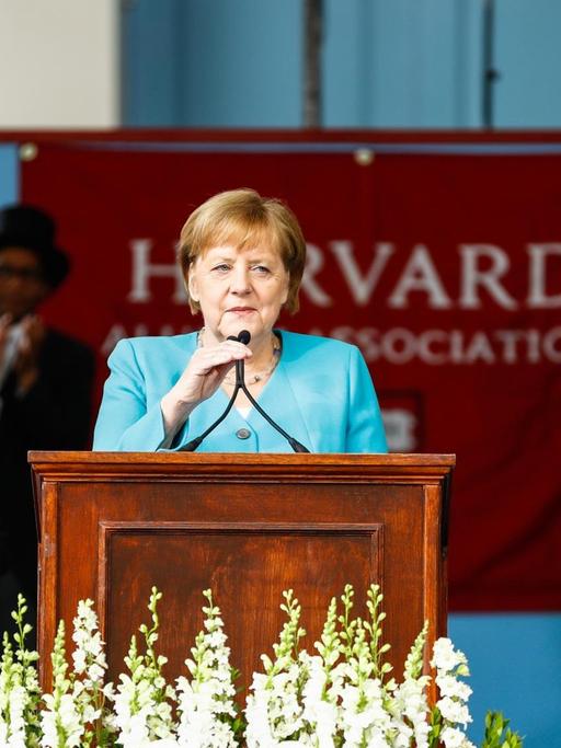 30.05.2019, USA, Cambridge: Bundeskanzlerin Angela Merkel (CDU) steht am Rednerpult und spricht an Harvard Universität.