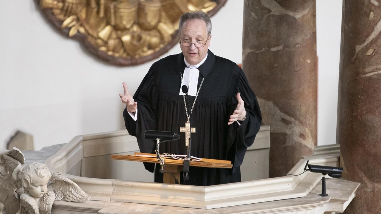 Christian Stäblein, Bischof der Evangelischen Kirche Berlin-Brandenburg-schlesische Oberlausitz, predigt bei einem Gottesdienst in der St. Marienkirche.