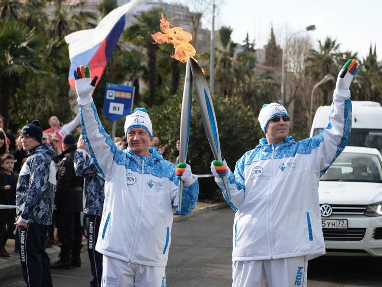 Fröhliche Paralympics in Sotschi, während Gastgeber Russland die Krim annektiert.