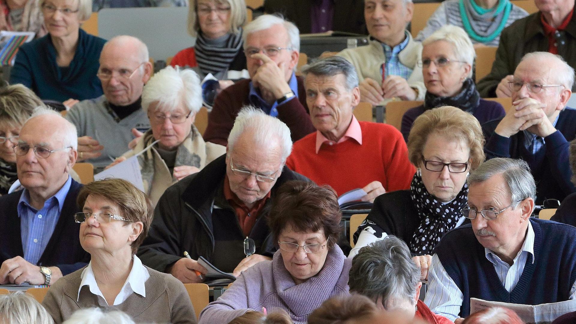Studierende nehmen am 24.03.2015 in einem Hörsaal der Otto-von-Guericke-Universität in Magdeburg (Sachsen-Anhalt) am Seniorenkolleg mit dem Vortrag zum Thema "Königspfalzenland Sachsen-Anhalt" teil. Seit Jahrzehnten haben wissbegierige Menschen ab dem 50. Lebensjahr die Möglichkeit in Magdeburg derartige Angebote der Hochschule zu nutzen.