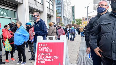 In New York stehen Wähler an, um an am Columbia University Russ Berrie Medical Science Pavilion ihre Stimme zur US-Präsidentschaftswahl abzugeben
