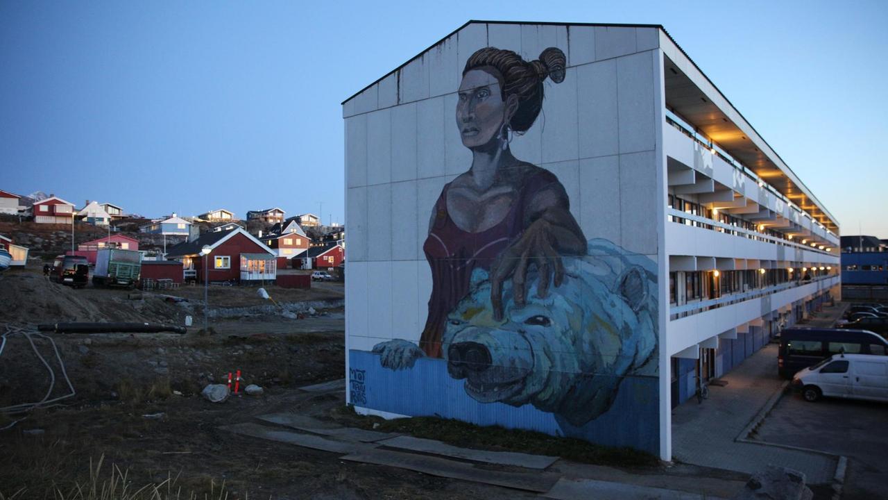 Das Haus mit dem großen Graffiti ist Teil des Festivals, dort findet die Performance Narsarsuaq-Sletten statt.