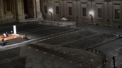 Papst Franzikus beim traditionellen Kreuzweg am Karfreitag auf dem fast menschenleeren Petersplatz.