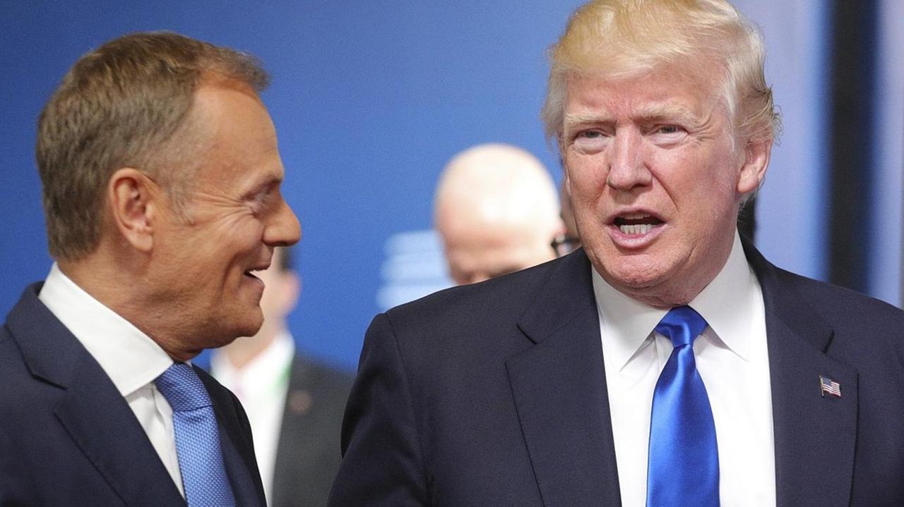 US-Präsident Donald Trump (r.) unterhält sich am 25.05.2017 mit EU-Ratspräsident Donald Tusk bei seiner Ankunft im EU-Hauptquartier in Brüssel, Belgien, zu einem Gespräch mit EU-Spitzenvertretern. Der US-Präsident weilt anlässlich eines NATO-Gipfels in Brüssel.
