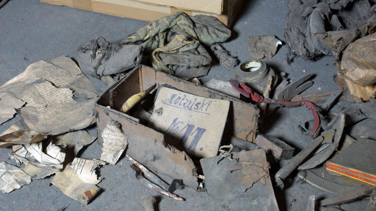 Einige der Gegenstände, die Jiri Smutny und Jolana Tothova auf dem Dachboden ihres Hauses in Terezín (Theresienstadt) gefunden haben.