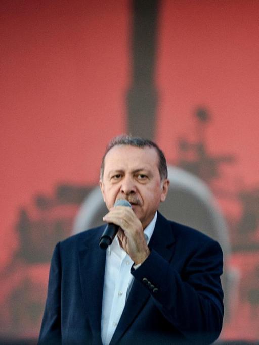 Der türkische Präsident Recep Tayyip Erdogan spricht am 7. August 2016 bei einer Großkundgebung in Istanbul, bei der Hunderttausende gegen den Mitte Juli gescheiterten Militärputsch demonstriert haben.