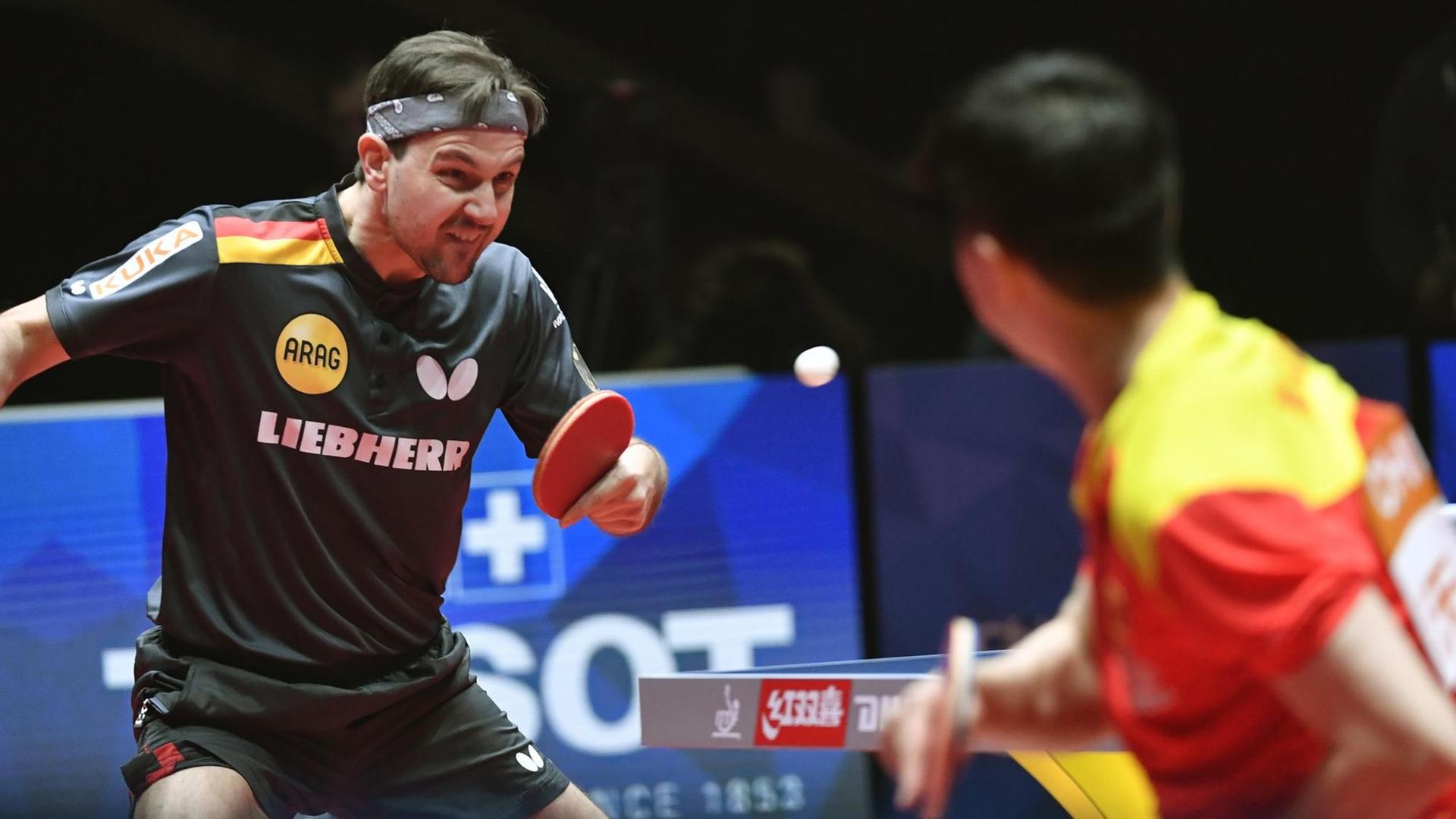 Timo Boll aus Deutschland spielt gegen Ma Long aus China