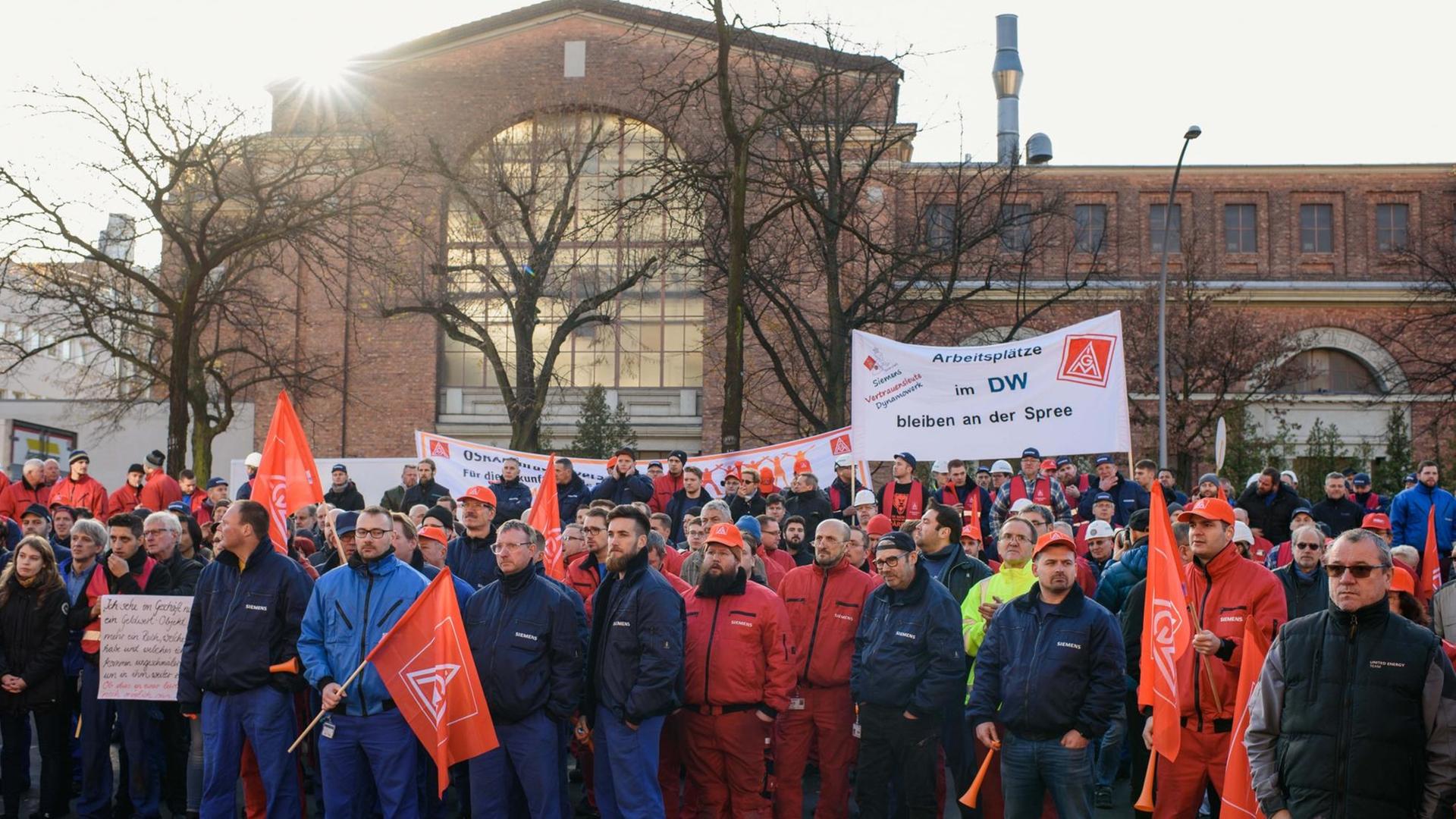 Beschäftigte des Siemens-Werks nehmen am 17.11.2017 in Berlin an einer Kundgebung der Gewerkschaft IG Metall gegen die geplante Stellenstreichung des Industriekonzerns teil.