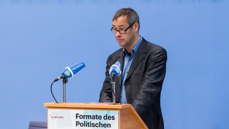 Der Präsident der Bundeszentrale für politische Bildung, Thomas Krüger, steht an einem Rednerpult auf der Bundespressekonferenz.