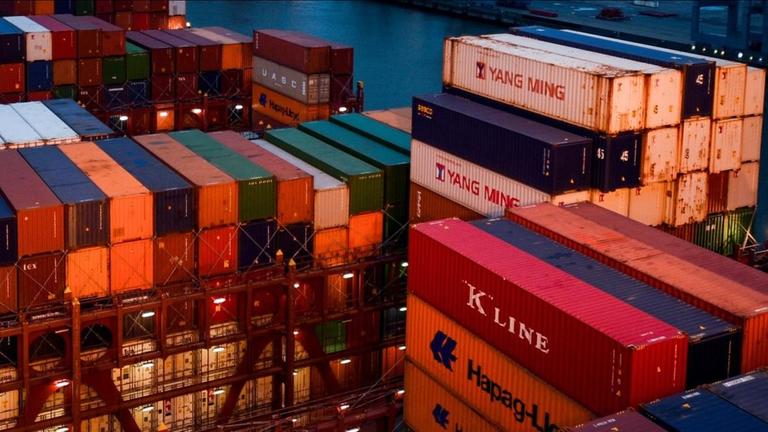 Container stapeln sich am 04.10.2017 in Hamburg am Burchardkai auf dem Deck der «Barzan», einem Frachter der Reederei «Hapag Lloyd», welcher mit einer möglichen Beladung von 19.000 Containern zu den größten Schiffen der Welt gehört.
