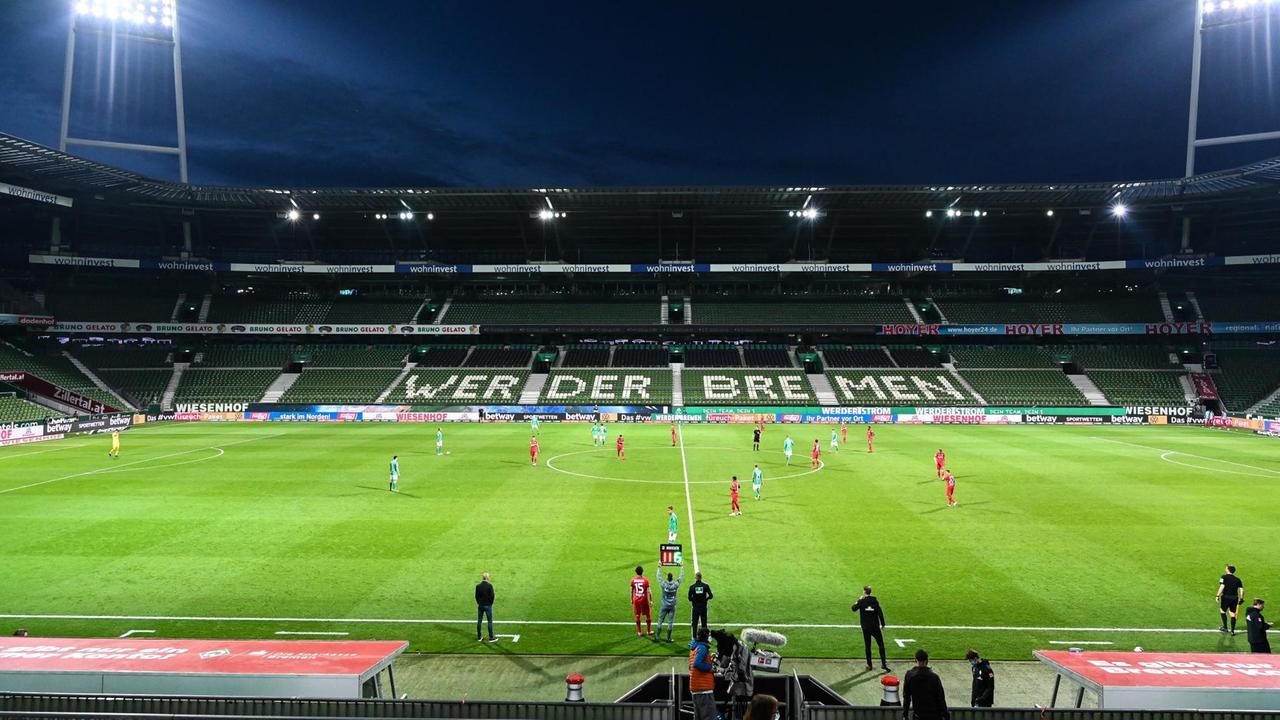 Das leere Weserstadion während der Begegnung SV Werder Bremen gegen Bayer 04 Leverkusen.