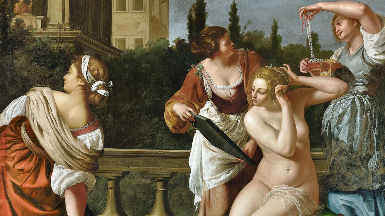 Eine nackte Frau wird von ihren drei Dienerinnen angekleidet.