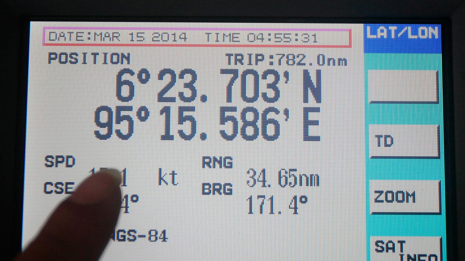 Ein Bildschirm eines Navigationssystems, mit dem nach dem vermissten Passagierflugzeug gesucht wird.