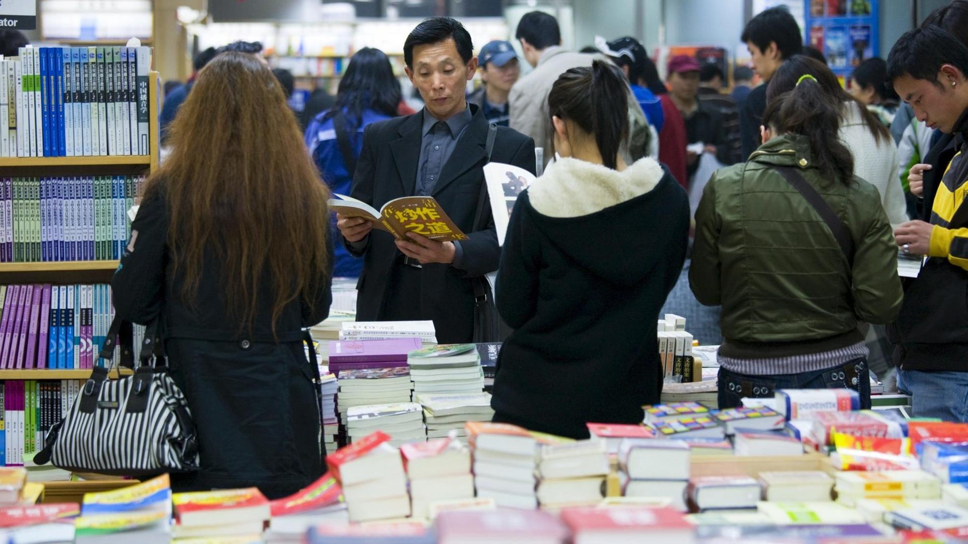 Leserinnen und Leser in einer Buchhandlung in Peking