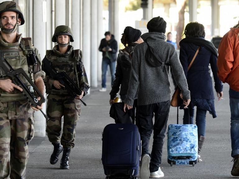 Soldaten am Flughafen Mérignac im Südwesten Frankreichs.
