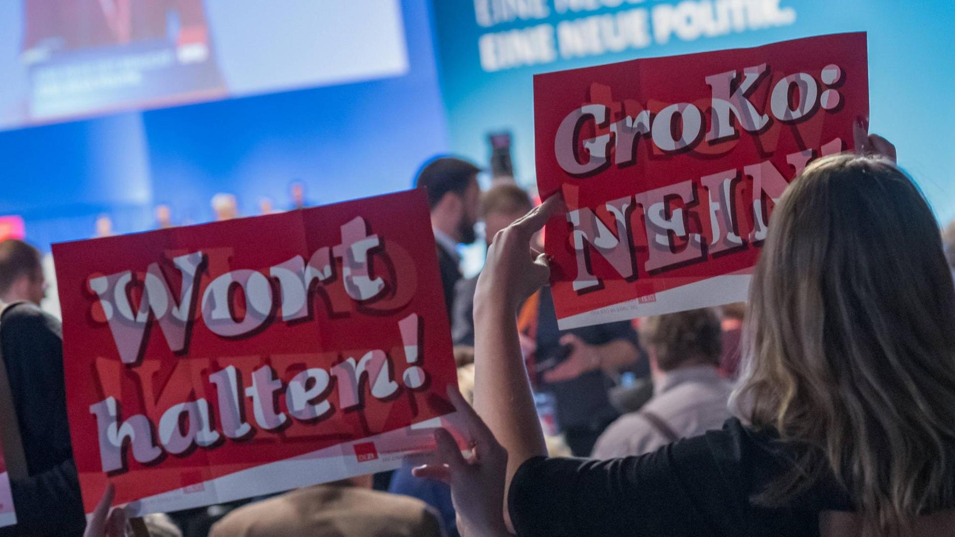 Außerordentlicher Bundestag der SPD im World Conference Center Bonn im Januar 2018. Gegner der Großen Koalition halten Schilder hoch, auf denen "Groko Nein!" steht.