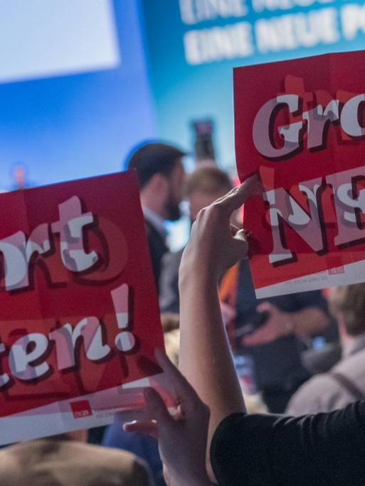 Auf dem außerordentlichen Bundesparteitag der SPD im World Conference Center Bonn im Januar 2018 halten Gegner der Großen Koalition Schilder hoch, auf denen "Groko Nein!" steht.