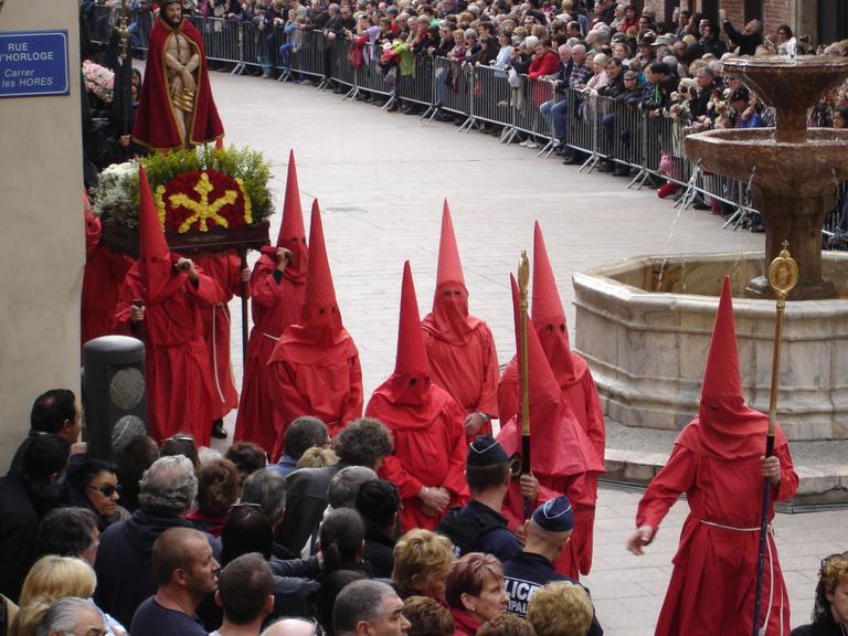 Anhänger der "Bruderschaft des Blutes" tragen sogenannte Mysterien, riesige mit Blumen geschmückte Skulpturen, durch die Straßen von Perpignan.