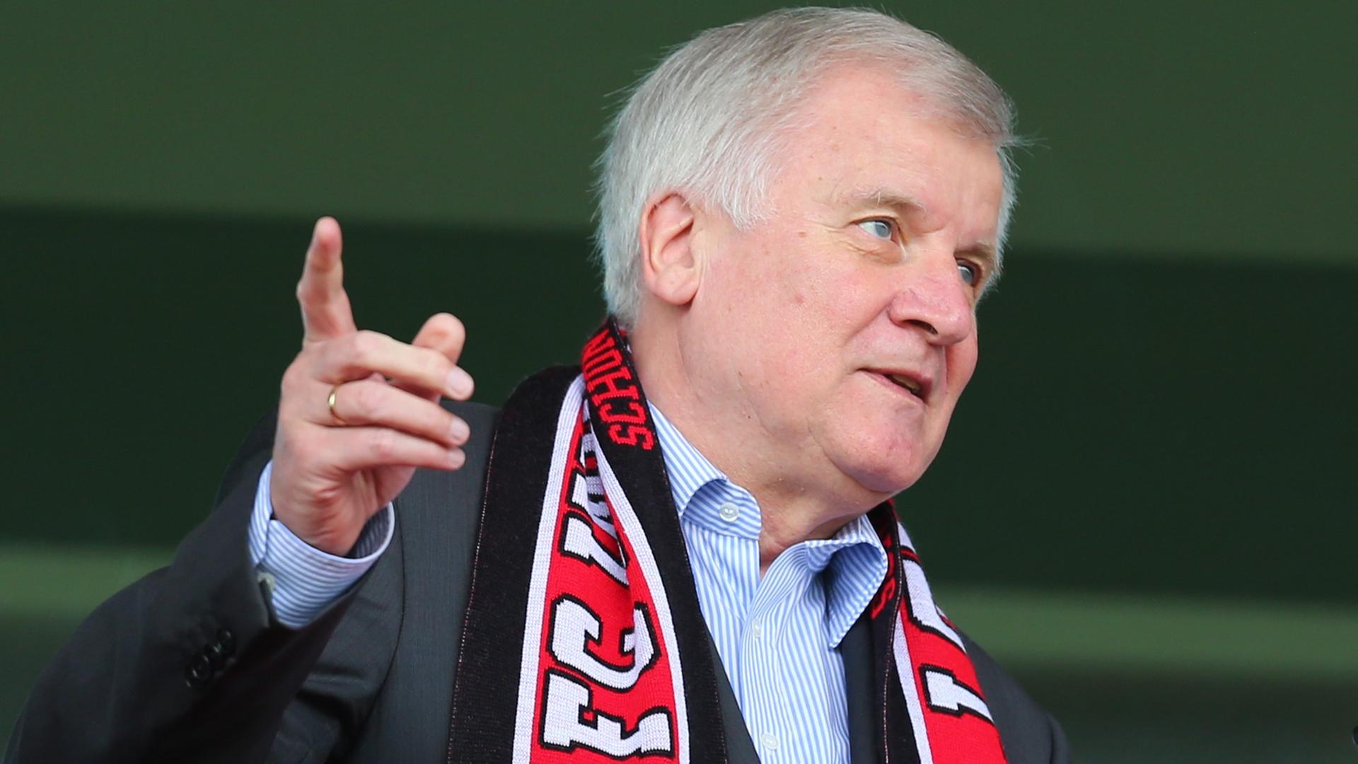 Bundesinnenminister Horst Seehofer mit einem Fanschal
