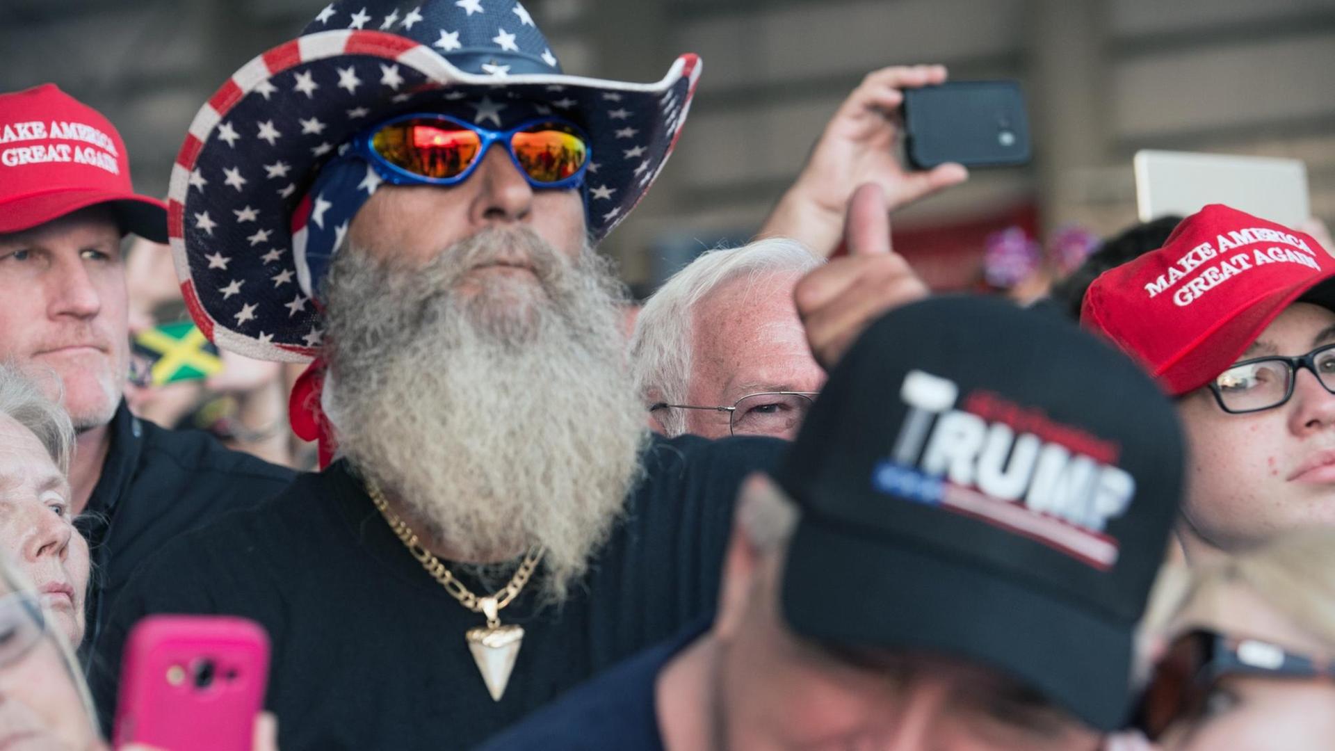 Trump-Anhänger mit Bart und Hut in Florida