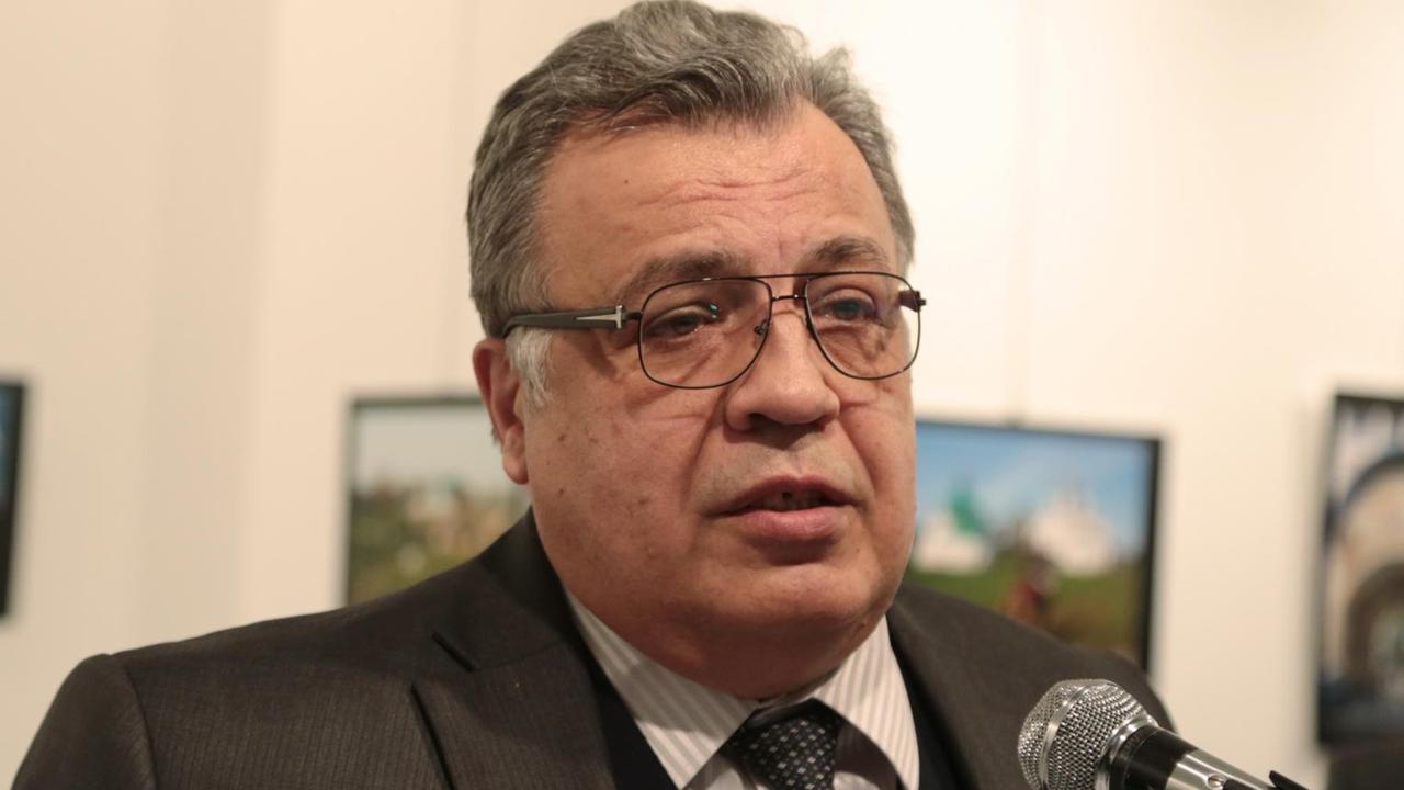 Der russische Botschafter in der Türkei, Andrej Karlow, wurde bei einer Ausstellungseröffnung niedergeschossen.