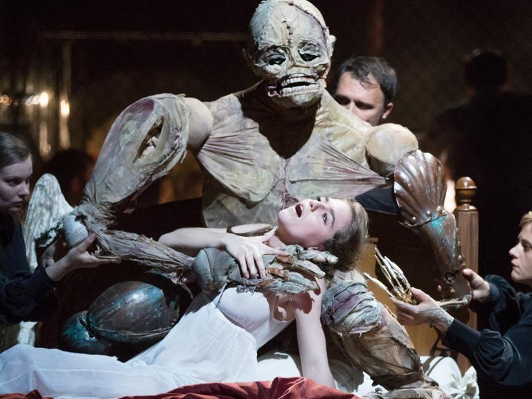 Die Oper "Frankenstein" auf der Bühne im Theater auf Kampnagel.