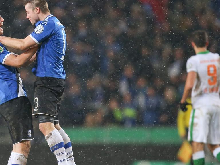Zwei Spieler von Arminia Bielefeld freuen sich über ihren Sieg gegen Werder Bremen