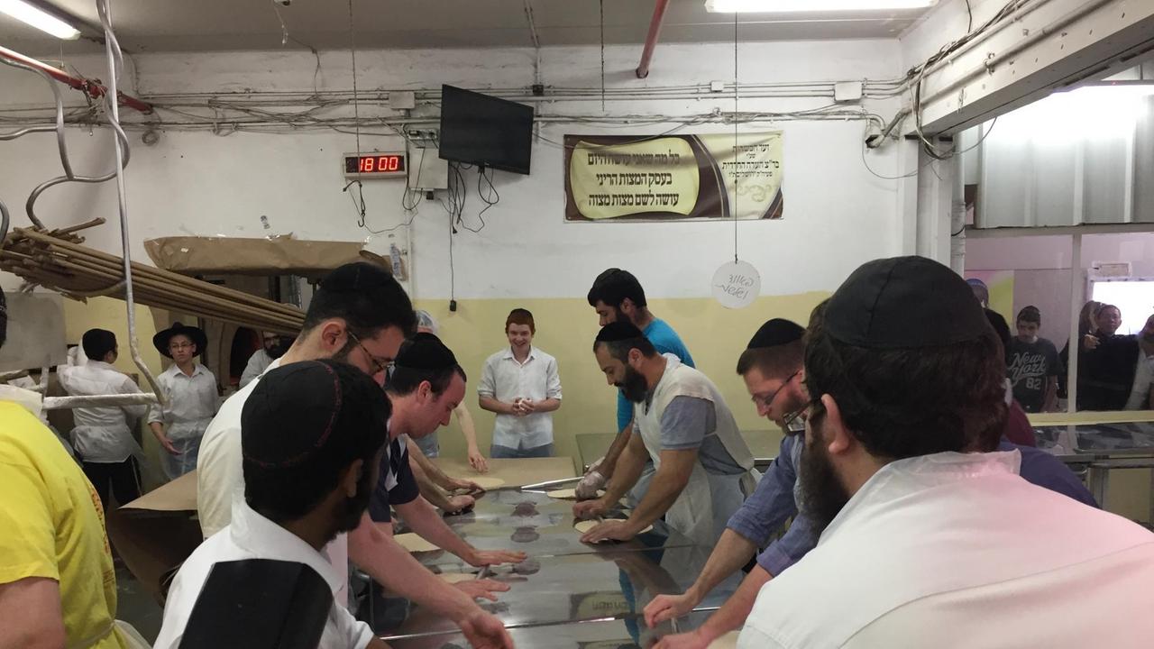 Orthodoxe jüdische Männer backen in der Matzebäckerei in Kfar Chabad die Pessach-Brote