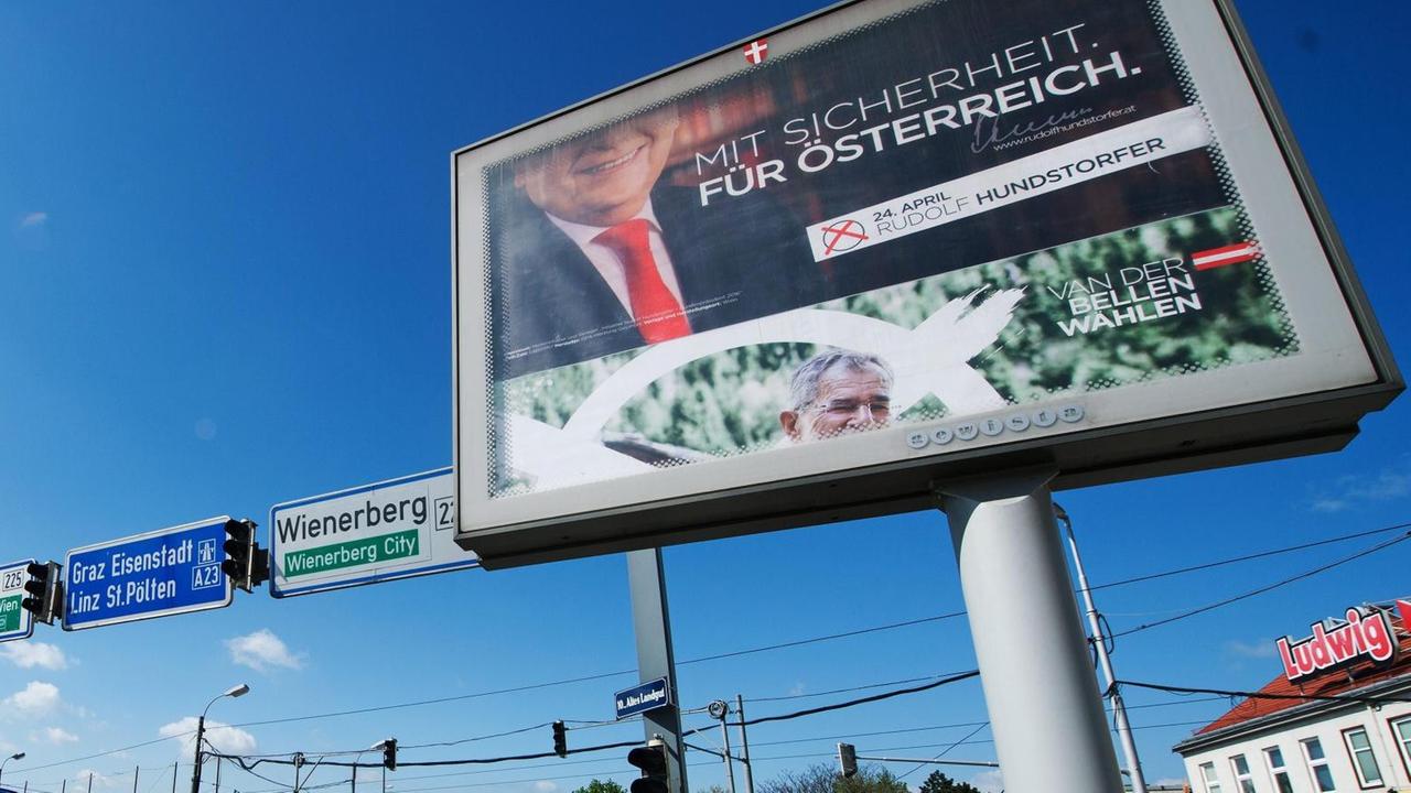 Wahlplakate der österreichischen Präsidentschafskandidaten Rudolf Hundstorfer (SPÖ) und Alexander Van der Bellen (Grüne) in Wien.
