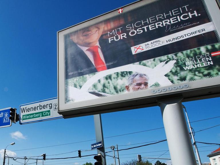 Wahlplakate der österreichischen Präsidentschafskandidaten Rudolf Hundstorfer (SPÖ) und Alexander Van der Bellen (Grüne) in Wien.