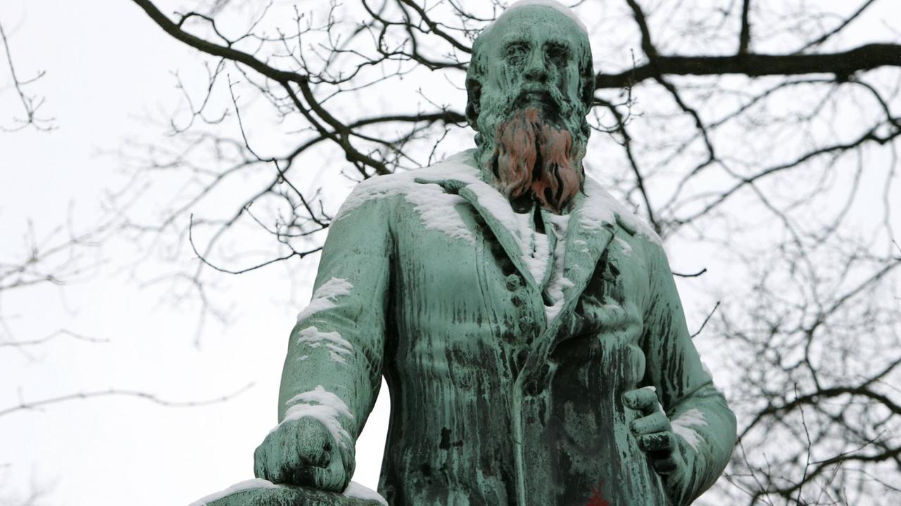 Ein Denkmal von "Turnvater" Friedrich Ludwig Jahn im Volkspark Hasenheide in Berlin-Neukölln.