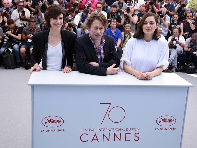 Charlotte Gainsbourg (l.), Mathieu Amalric und Marion Cotillard beim Photocall für den Film "Les Fantômes d’Ismaël" auf den 70. Internationalen Filmfestspielen in Cannes