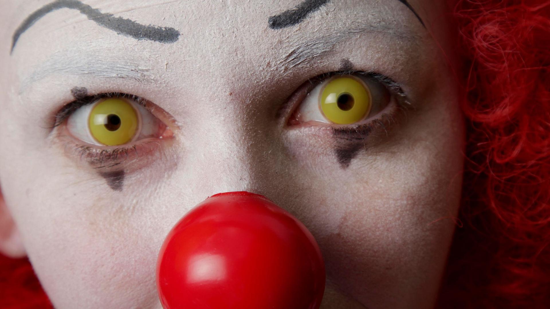 Ein im Stil des Clowns Pennywise, der in Stephen Kings Roman «Es» Kinder auf schreckliche Weise verstümmelt, verkleideter Teilnehmer nimmt am 12.07.2012 in San Diego an der Comic-Con teil.