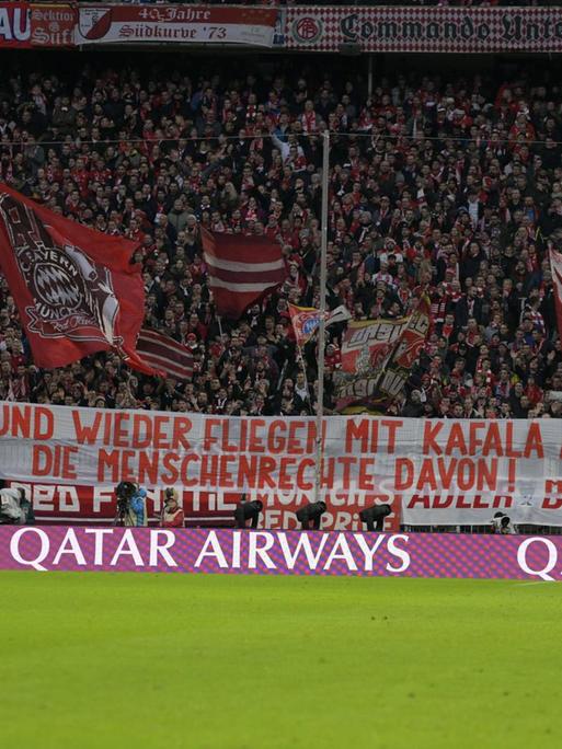 Und wieder fliegen mit KAFALA Airways die Menschenrechte davon! Ein Spruchband der Bayernfans gegen Qatar