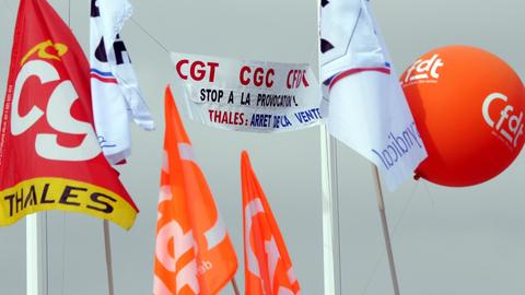 Flaggen mit Loggos der französischen Gewerkschaften CGT, CGC und CFDT.