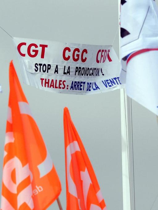 Flaggen mit Loggos der französischen Gewerkschaften CGT, CGC und CFDT.